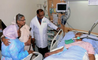 PM visits ailing actor Anwar Hossain